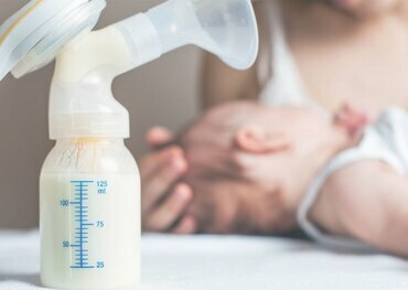 Как сцедить молоко правильно и наладить естественное вскармливание